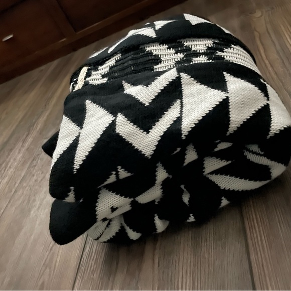 Small cardigan with hood. - Picture 6 of 6